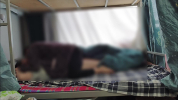 女友宿舍开始了69姿势，咯咯响的床啊