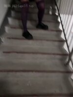 夹着遥控跳蛋电梯楼梯间露出