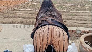 （38）大院子暴露美乳媒体，直接脱下裤子把鸡吧塞到嫂子嘴里0