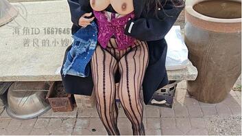 （38）大院子暴露美乳媒体，直接脱下裤子把鸡吧塞到嫂子嘴里1