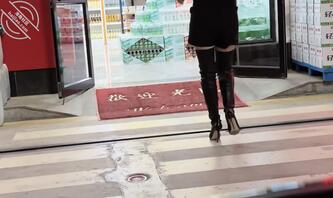 偷拍皮靴美女1