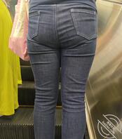 少妇的紧身牛仔裤0
