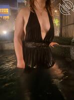 温泉漏出 泳衣没带，穿着睡衣在公共汤池泡温泉。