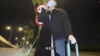 空姐老婆下班骗老公，偷偷出来约炮，中途还接老公电话，太TM刺激了
