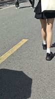 跟拍偷拍短裙女大学生骚货的裙底