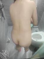 今天约了一个少妇直接去她家洗澡偷拍