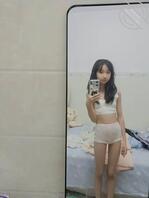 萝莉妹妹给网友发自己拍照，疯狂展示自己的小骚比。有喜欢的海友记得关注不迷1