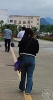 今天考试偶遇翘臀牛仔裤女生1
