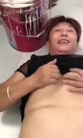 和阴毛稀疏的熟女舅妈偷情，后来索性给她全剃了