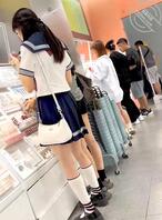 夏日风光无限好，甜美学生妹抄底
