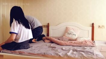 跟女朋友吵架了，买了一台苹果17给他把它哄好了