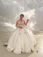 偷拍试婚纱的小骚货1