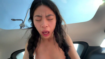小美蝴蝶逼被操哭了，大白天车震还叫这么大声，太刺激了