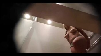 【换衣偷拍1】女子换衣小合集，有几个小嫩妹颜值身材很不错