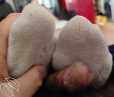 一天不操脚，就得难受一整天…玩玩姐姐的脚丫子，玩射了…可惜，让小母狗逃了