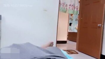 骚货回前男友家收東西，看到他鸡巴就忍不住要吃