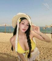 一身黄比基尼奔赴海边，被调侃成“行走的鸡蛋黄”2