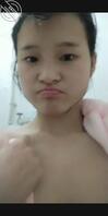 重庆女大母狗杨鑫宇洗澡自拍分享1
