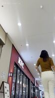 极品少妇白色紧身裤包裹着大屁股诱惑扭动 手机塞屁股后面更凸显骚肥臀