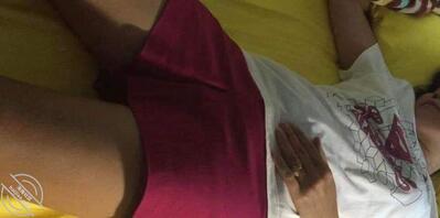 偷偷摸摸的看女友妈妈的内裤内衣，在卫生间拿着闻闻打飞机打胶