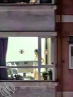 无意间发现这母狗回家就在客厅脱衣服，然后站窗户。面前展示一会，就连洗完澡0