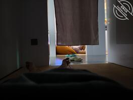 兄弟们帮我看看，她在看啥？我偷拍