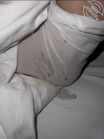 从小到大经常溜进姐姐房间冲着姐姐的脚射精，今天被发现了，这可怎么办啊！1