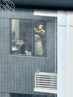邻居骚妻开灯室内换衣服，漏点1