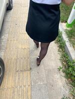 街拍中国黄金女店员，黑丝少妇