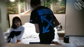 平面模特妹子借口遛狗背着男友去酒店 与眼镜男翻云覆雨 附写真