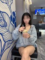 (原创153)堂姐背着我看手机,感觉她是在和别人聊骚!1