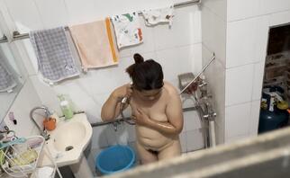 偷拍老少妇洗澡