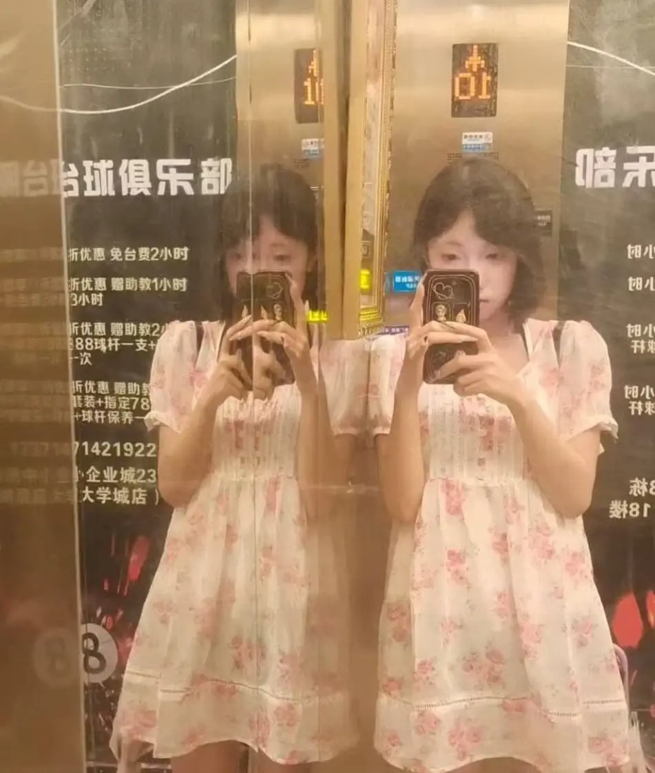 湖北19岁反差学生妹【邵丽燏】被土豪大肆网调视频曝光，给主人拍内裤拍逼完成任务！