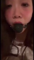 无能的老公下班回家后看见老婆正在被其他人调教
