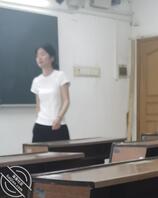 猛吸她的奶头0