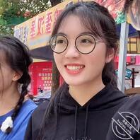 欣赏一下眼镜骚逼的裸体，欢迎评价