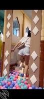 偷拍游乐场里带着小女儿玩耍的极品少妇宝妈，人妻韵味真迷人1
