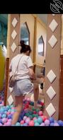 偷拍游乐场里带着小女儿玩耍的极品少妇宝妈，人妻韵味真迷人