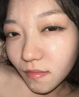 【孔思涵河北邢台不雅视频被曝光 表面清纯背地里5000卖了第一次 母狗骚逼 吞精洗脸全接受】 孔思涵河北邢台表面清纯背地里5000卖了第一次。视频里她躺在床上，眼睛半闭，嘴巴张大，舌头伸出来卷着鸡巴。女生被按着各种姿势轮番抽插嫩穴，全程娇喘不停。2