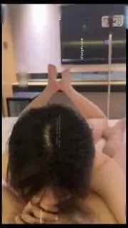 超清纯妹妹，摄影师拍完，还用手机特写几张小穴，妹子脸色潮红，真的美