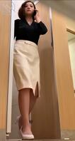 韵味十足短发烫熟妇尿尿，逼唇都黑了，看来没少被鸡巴摩擦。