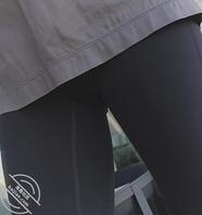只要有机会，我会不停的偷拍她，拍完就要打飞机，表姐的性感黑内，紧身裤1