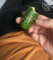 原创，女儿黄瓜自慰，被爸爸打断了，插入小穴的黄瓜被爸爸当面吃了