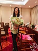 我的妈妈杨玉英说祝大家新年快乐 ，可以随便评价她1