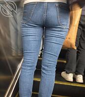 少妇的紧身牛仔裤0
