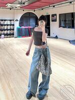 老婆最喜欢的大鸡巴单男之一，主动给单男跪舔鸡巴，给单男操屁眼，口爆，吞精1