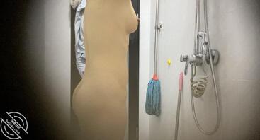 终于偷拍到心心念念人妻小姨子洗澡了