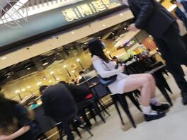 偷拍包臀短裙妹子，这腿真不错
