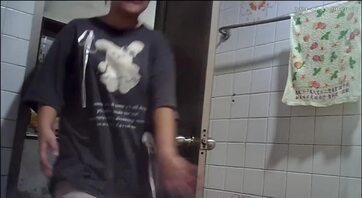 色魔弟弟偷拍姐姐洗澡