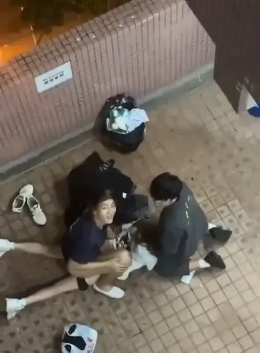 香港屋苑平台惊爆3P野战，真实偷拍画面让人硬到不行！夜晚寂静